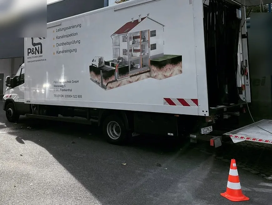 Geöffneter Arbeitsraum eines P&N-Fahrzeugs mit Technik für Leitungsprüfungen